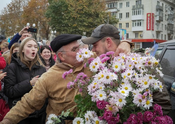 Grateful residents welcome Ukrainian soldiers with flowers.