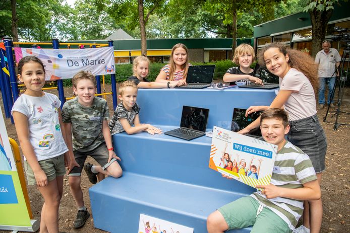De leerlingenraad van De Marke, openbare basisschool aan het Holtrichtersveld, is blij met de ondersteuning en de nieuwe laptops.