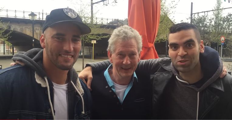 Dirk Bracke met Adil El Arbi en Bilall Fallah die zijn roman 'Black' succesvol verfilmden. ‘Dat het boek een film werd, streelt mijn ego meer dan het winnen van een literaire prijs. Beeld Standaard Uitgeverij