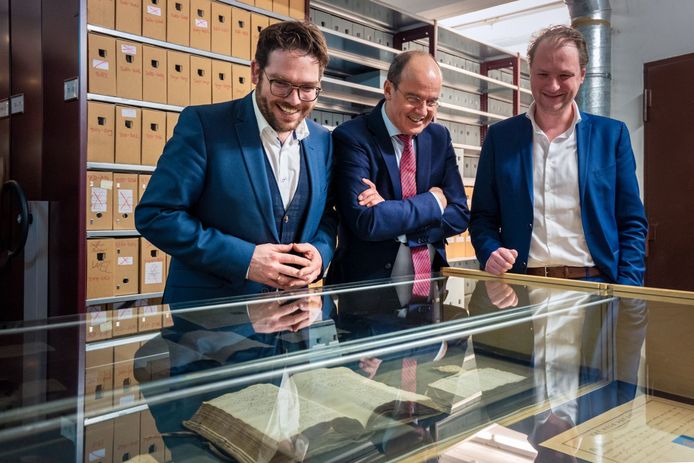 Burgemeester Sebastiaan van ’t Erve (Lochem), burgemeester Alex van Hedel (Brummen) en
locoburgemeester Sjoerd Wannet (Zutphen) hebben de samenwerking met het depot van het Regionaal Archief
Zutphen verlengd.