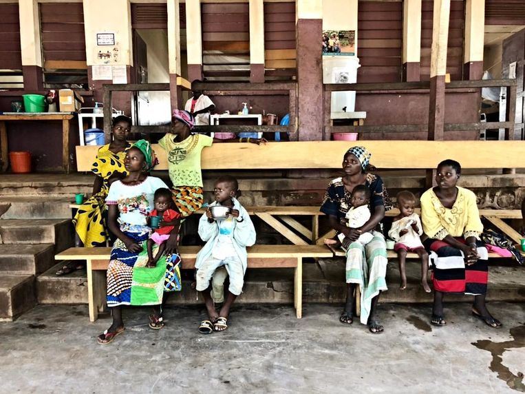 Moeders en kinderen wachten in het ziekenhuis van Bossangoa op de melk die daar drie keer per dag wordt uitgedeeld. Beeld MSF