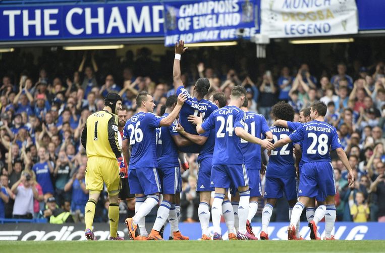 Drogba wordt het veld afgetild door zijn teamgenoten. Beeld epa