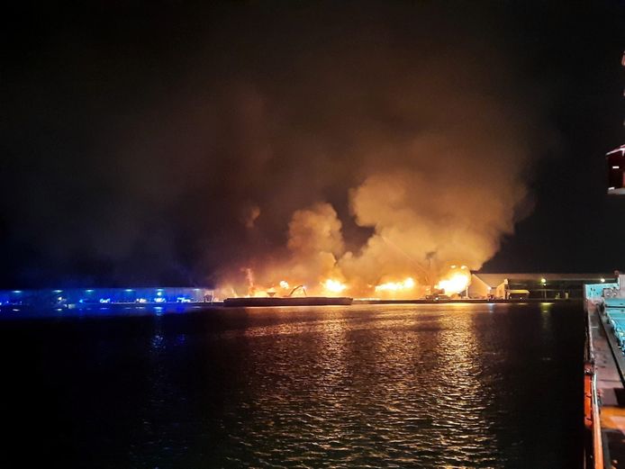 De uitslaande vlammen langs de Port Arthurlaan.