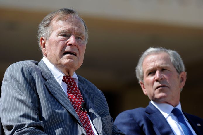De 41ste en 43ste president van de  Verenigde Staten: George Herbert Walker Bush en zijn zoon George Walker Bush, respectievelijk de voorganger, en de opvolger van de Democraat Bill Clinton.  Foto uit 2013.