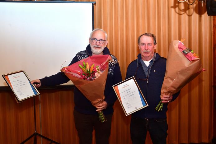 Bloemen en het Gouden Wiel voor Kees Maas (links) en Theo Gorissen.