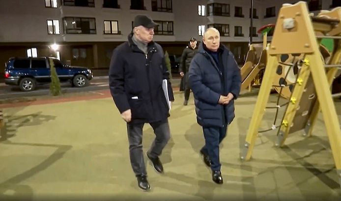 Poetin wordt bijgepraat door vicepremier Khusnullin over de wederopbouw van Marioepol