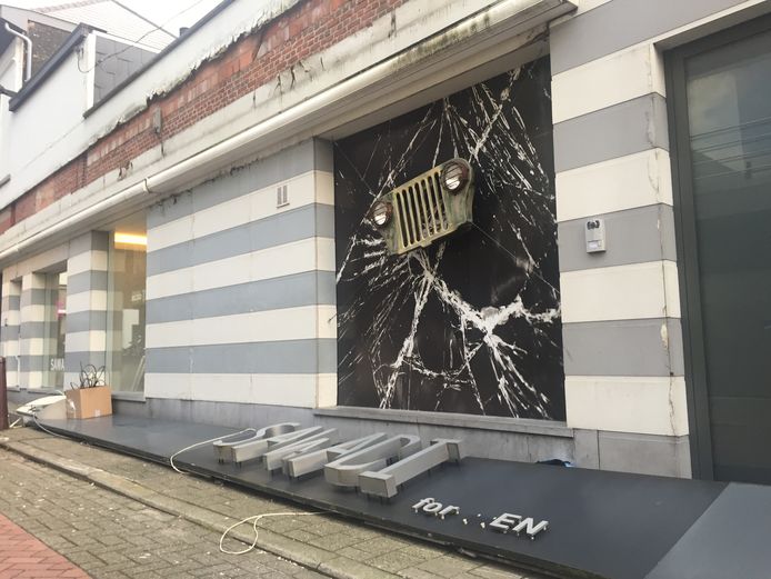 Deze lichtreclame op de Mechelsesteenweg in Kontich werd losgerukt.