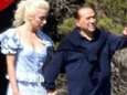 Berlusconi voor het eerst op de foto met zijn 53 (!) jaar jongere geliefde: “Zo staat hij quitte met zijn ex”