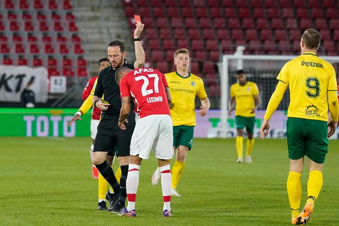 AZ-speler Ramon Leeuwin krijgt rood tegen Fortuna Sittard.