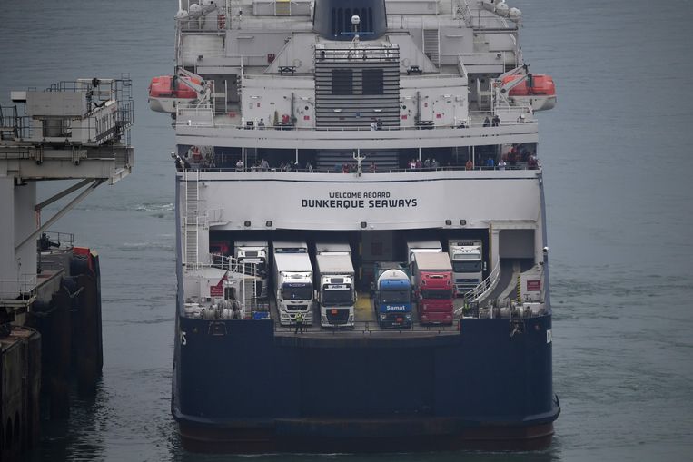 Een ferry van DFDS in de haven van Dover.  Beeld AFP