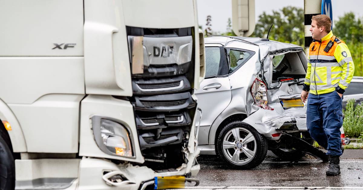 Automobilist loopt hoofdwond op bij botsing met vrachtwagen in Udenhout.