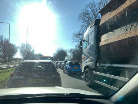 File opgelost na botsing van vrachtwagen op oldtimer op A325