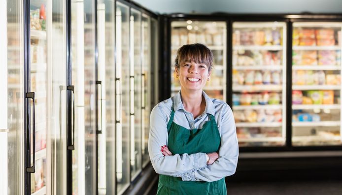 Je loon, de uren die je wekelijks moet werken, extralegale voordelen en andere arbeidsvoorwaarden kunnen beduidend verschillen naargelang in welke supermarkt je aan de slag gaat: een overzicht.