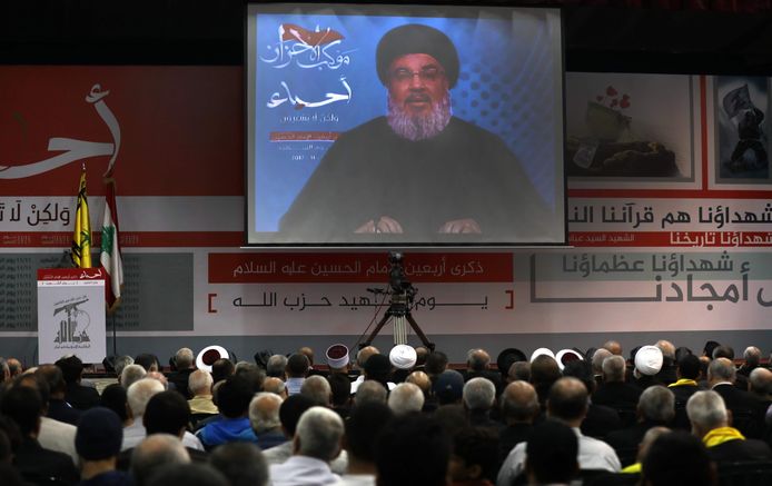Honderden mensen volgen de toespraak van Hezbollah-leider Hassan Nasrallah op groot scherm in de Libanese hoofstad Beiroet.