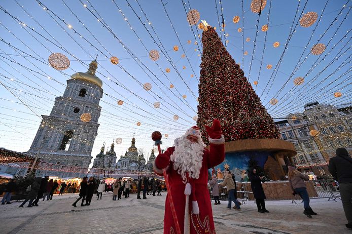 Intanto anche l'Ucraina festeggia il Natale, e qui Babbo Natale passeggia a Kiev.