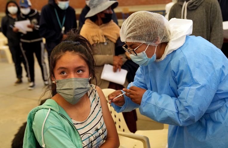 Een student in Bolivia wordt gevaccineerd met het Pfizer-vaccin. Beeld AP