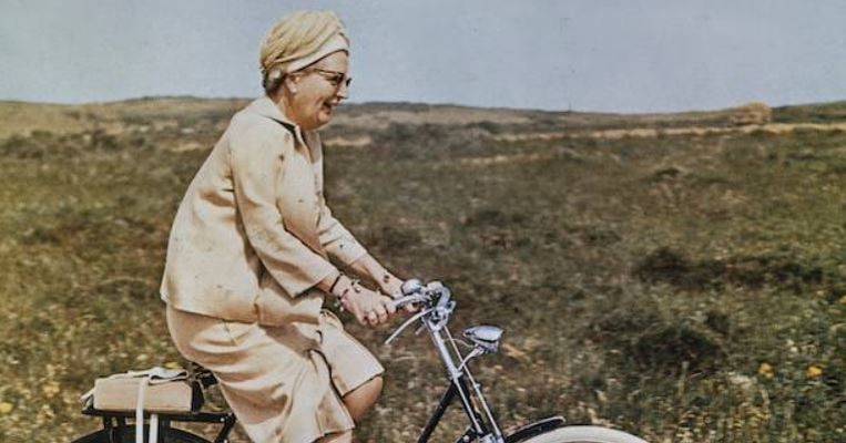 Juliana op de fiets (rond 1948). Beeld Nationaal Fotopersbureau