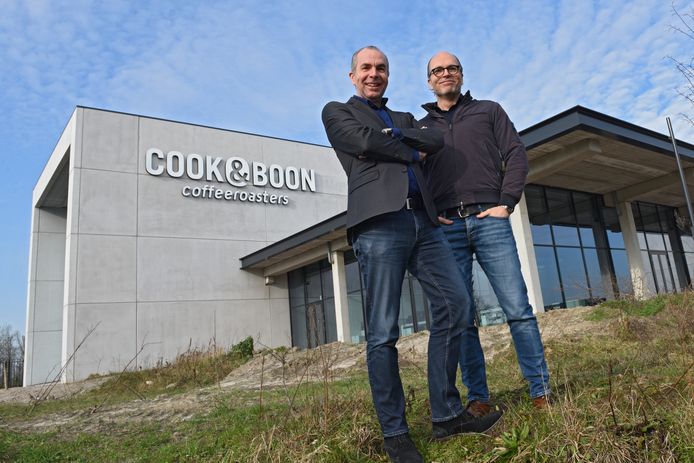 Frank (links) en Paul Merkus voor het gloednieuwe pand van Cook & Boon in Breda. 
foto Casper van Aggelen/Pix4Profs
