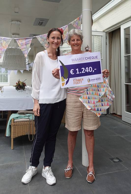 Een cheque van 1240 euro voor de stichting Kinderfeest.