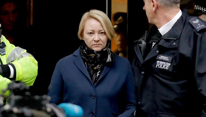La procureure suédoise Ingrid Isgren quitte l'entrée de l'ambassade équatorienne, à Londres.