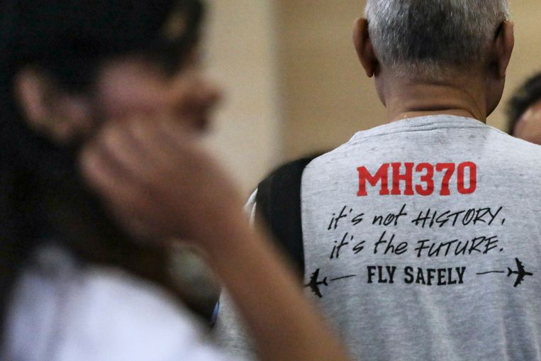 Een aanwezige bij de persconferentie waar de resultaten van het onderzoek naar de vermiste vlucht MH370 werden gepresenteerd. Beeld EPA