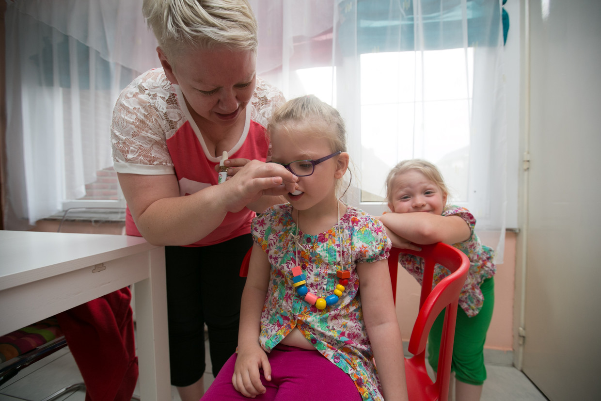 Sofie Voncken krijgt sinds mei 2015 druppeltjes cannabisolie toegediend, zodat haar epilepsieaanvallen nagenoeg verdwijnen. Beeld Mine Dalemans