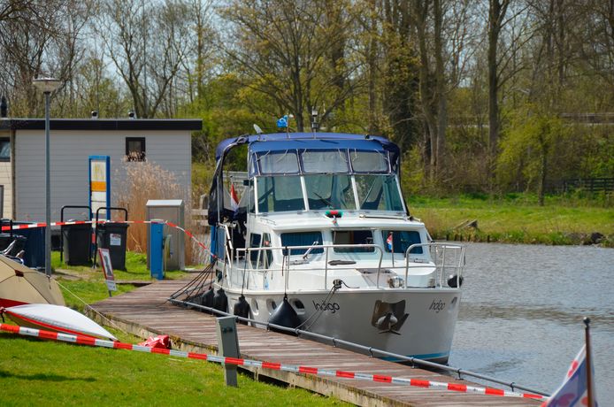 De omgeving van het motorjacht is afgezet voor uitgebreid politieonderzoek.
