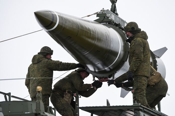 Russische soldaten met een Iskander-raket zoals er in Kaliningrad staan opgesteld