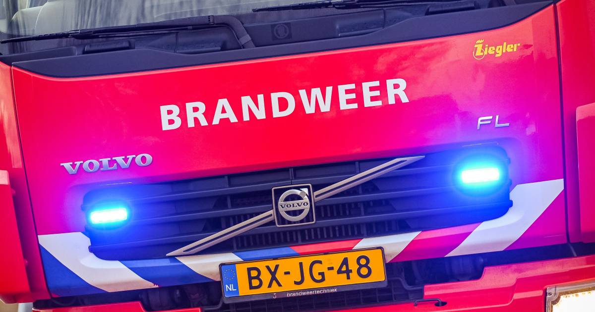 Auto brandt volledig uit op parkeerplaats bij zwembad Gouda AD.nl