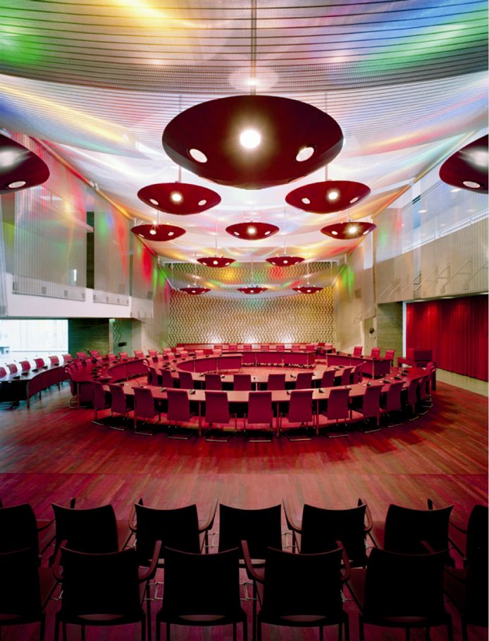 De raadzaal in het stadhuis van Eindhoven in 2002 met de kunstwerken van Staal/Christensen. Deze zijn vernietigd.