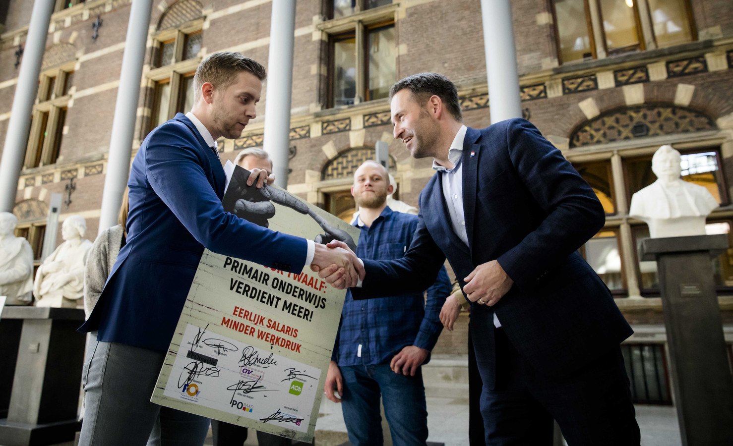 Jan van de Ven bood Michel Rog (CDA) in april een petitie aan voor hogere lerarenlonen. Begin oktober trokken docenten naar Den Haag om hun stem te laten horen (foto boven).