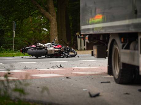 Motorrijder botst tegen truck op Koningsweg; aanwonenden zien zorgen over veiligheid bevestigd
