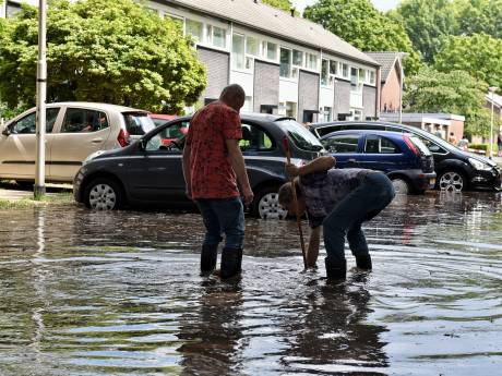 In Tilburg-Noord stroomt weer water uit de kraan, maar het zinkgat in de Sibeliusstraat gaapt nog