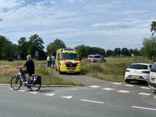 Wielrenner (22) gewond naar ziekenhuis na aanrijding in Hellendoorn, fiets en auto flink beschadigd