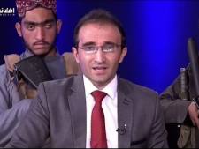Un présentateur afghan présente le journal entouré de talibans armés