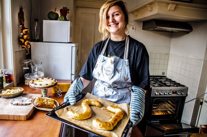 Enya Boleij met haar baksels in de fabriek, een keuken in een studentenhuis.