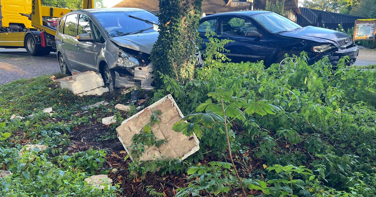 Dubbele botsing in Heino: twee auto's knallen op elkaar, eentje eindigt tegen boom