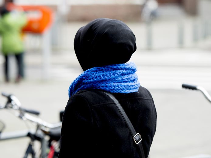 Een 14-jarig meisje met een hoofddoek werd zwaar mishandeld in Emmeloord. De afbeelding is ter illustratie.