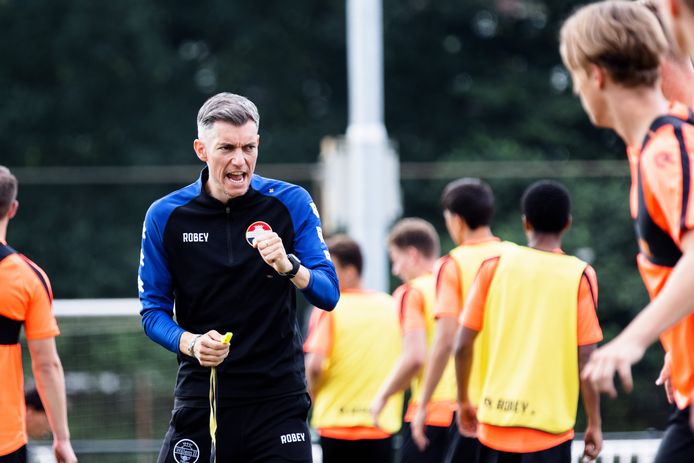 Willem Weijs tijdens een training van Willem II Onder 21: ,,Als je jongens uit hun comfortzone haalt, laten ze vaak hun ware aard zien'.