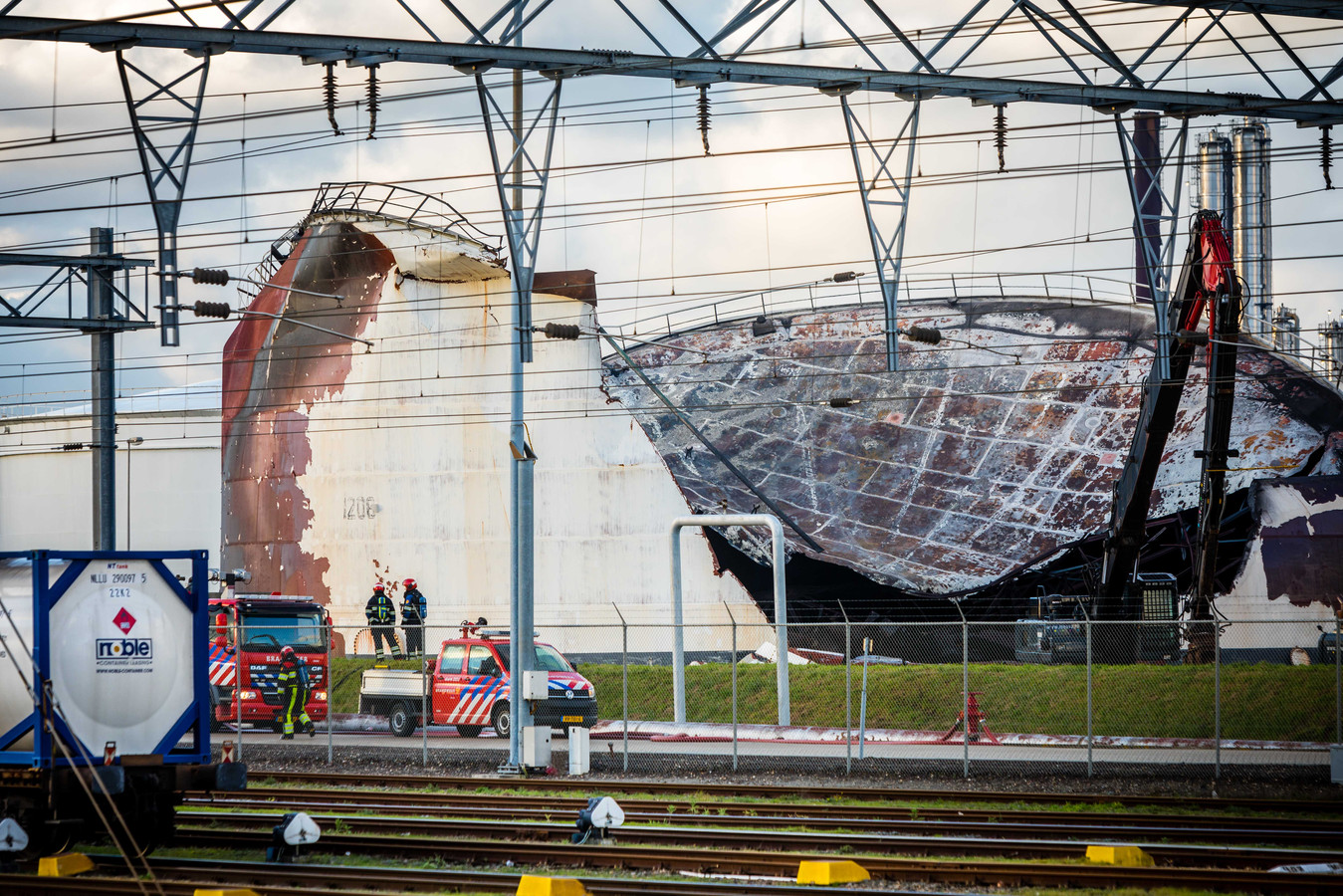 Brand bij Shell Pernis onder controle Foto AD.nl