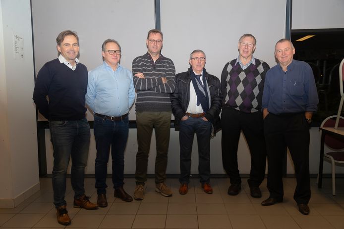Voorzitter Patrick Decuyper, links, in 2018 met het toenmalige bestuur van KSK Ronse. Vandaag staat hij nagenoeg alleen.