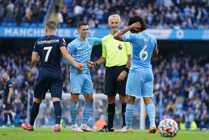 Nathan Aké (op de rug) en Phil Foden.