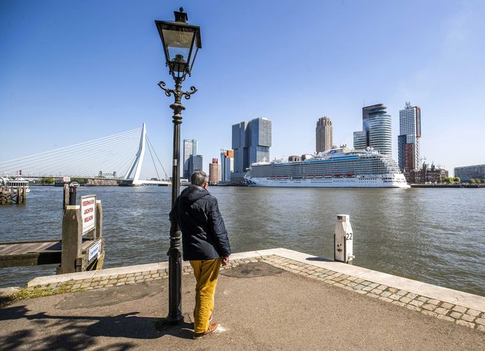 De Regal Princess in de haven van Rotterdam.