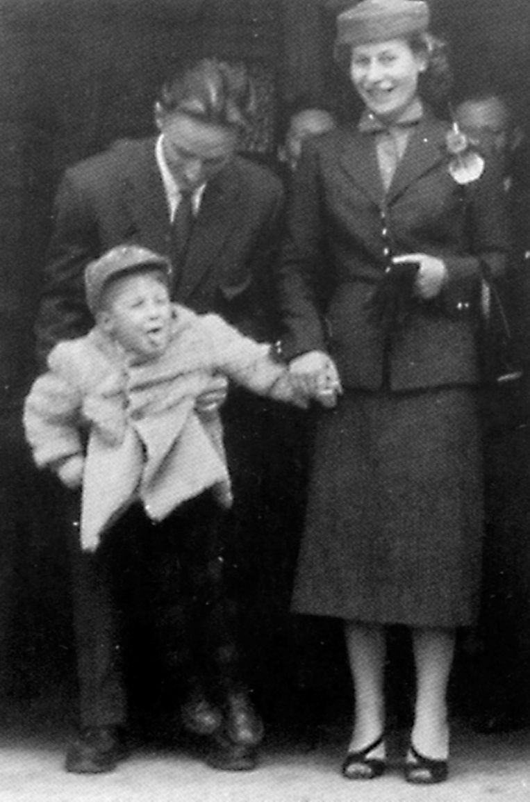 'Met alleen de genen van mijn moeder was ik allang dood geweest. Geen remmen, hè!' (Arno als kleine rebel, 1953) Beeld 