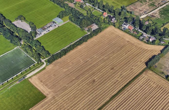 Het stuk grond waar De Vrije Tuinder moet komen, met rechtsboven de huizen aan de Zuidendijk en linksonder het terrein van de radiovliegclub.