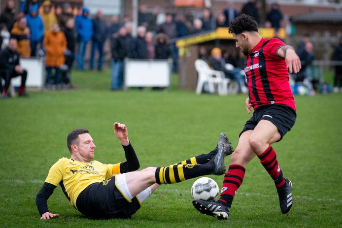 Fabian Mösle zet een tackle in op Excelsior-spits Loay Saleh .