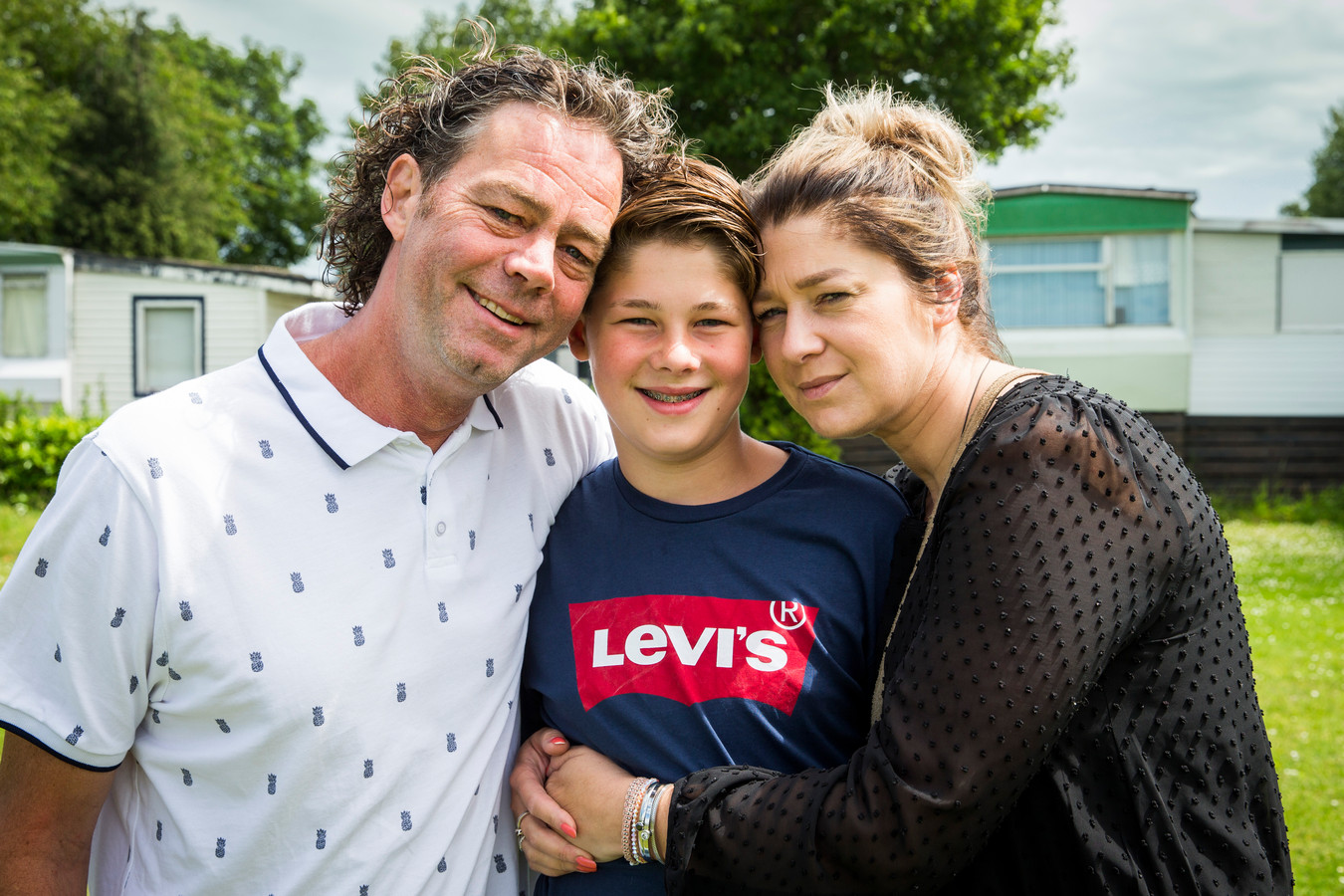 Max Cornelissen tussen zijn ouders op de camping in Olst.