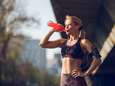 Welke sportdrankjes en -gels kan je het beste drinken tijdens het lopen? Voedingsdeskun­dige geeft advies