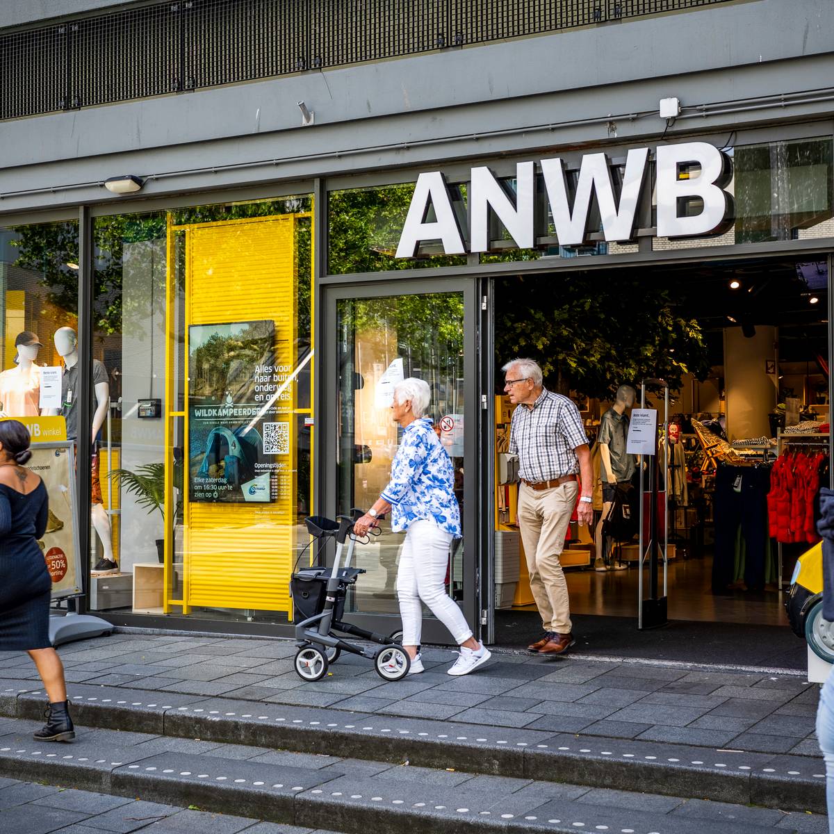 Snel nog even een routekaart of vignet bij de ANWB winkel halen Ze verdwijnen langzaam uit straatbeeld Reizen AD
