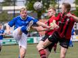 Joost Akkerman (midden) en Arnout Lemmers (rechts) van Excelsior Zetten spelen na het verlies in de nacompetitie ook volgend seizoen in de vierde klasse en komen dan mogelijk ook Mike Wels van SDOO (links) weer tegen.